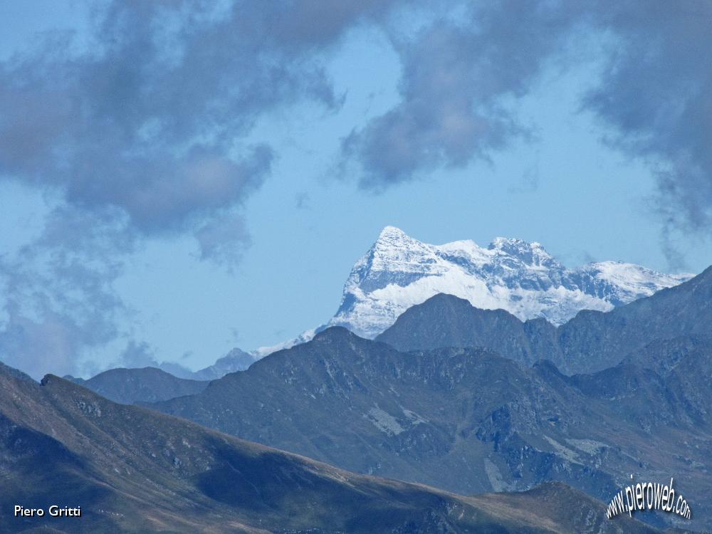 27 Zoom lontano verso il Pizzo Scalino.JPG